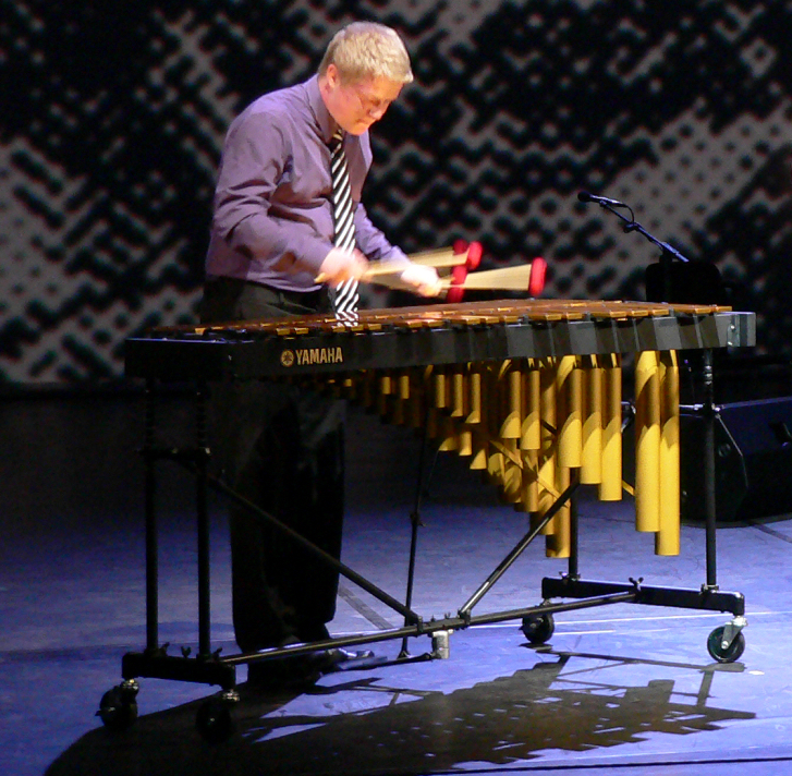 Nicolas Mezger spielt das Vibraphon in der Band.